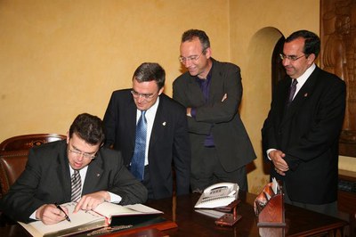 Carnes ha signat el Llibre d'Or de la Paeria..