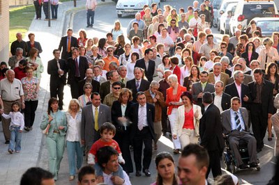 Els veïns s'han dirigit en cercavila des del local social fins al pavelló.