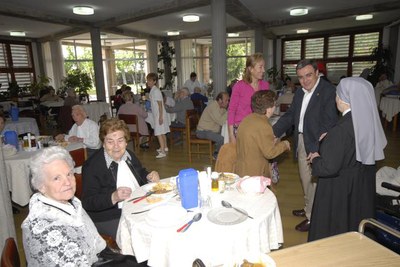 Els residents a Juana Jugan han celebrat que aquest 2006 aaribi l'autobús a la residència.