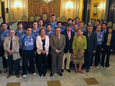 La plantilla i la directiva del club han estat rebuts oficialment a la Paeria.