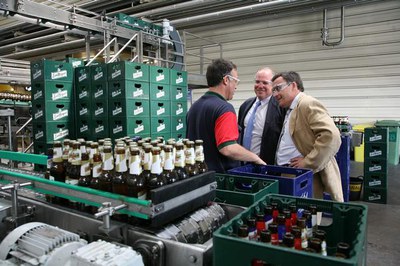 L'alcalde ha visitat les instal·lacions que la cervesera té a Lleida.