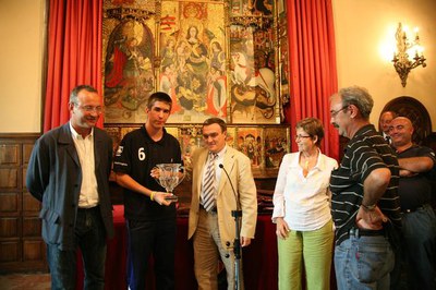 Els jugadors han portat la Copa Tiffany a Lleida,que reconeix el millor equip internacional de futbol amateur.