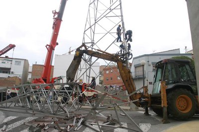 Els operaris desmunten la primera de les 29 torres.