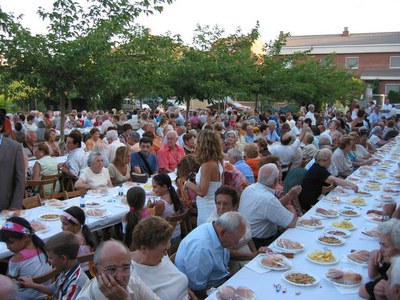 El gran berenar ha aplegat molts veïns del barri.