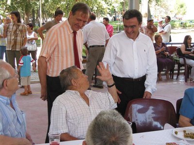 Àngel Ros i l'alcalde de Raimat, Josep Maria Domingo, conversen amb els assistents.