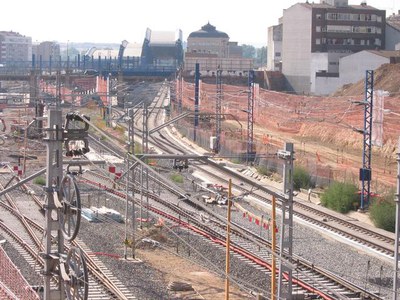 Obres de cobriment de les vies de l'estació de tren.