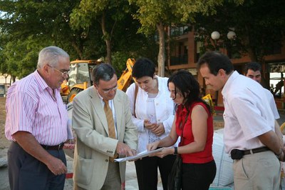 Ros, Camps i el president de l'AV Pardinyes, Miquel Costa, han visitat les obres d'ampliació de la plaça.