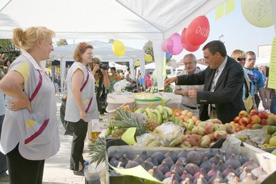 L'alcalde Ros i el tinent d'alcalde Francesc Pané s'han atansat també al mercadet organitzat pels comerciants de la Bordeta a la plaça Sant Jordi.