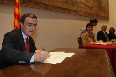 Moment de la signatura dels pactes adicionals del conveni marc entre Paeria i la conselleria de Benestar i Família.