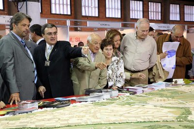 El president del Parlament, Ernest Benach, ha admirat la maqueta.