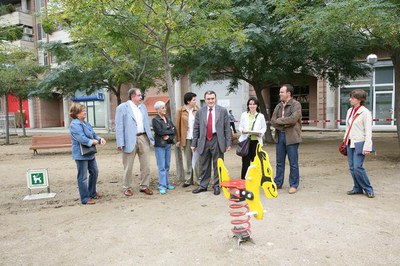 Els jocs infantils guanyen protagonisme amb la reurbanització de la plaça..