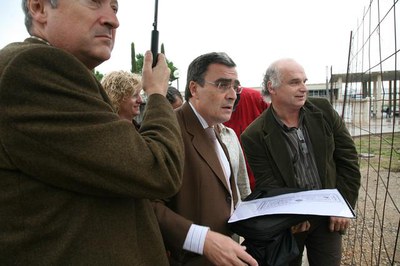 L'alcalde, el regidor de Salut Pública i els tècnics han visitat l'espai on es cosntruirà el nou Centre Ecumènic, en la zona de l'entrada principal..