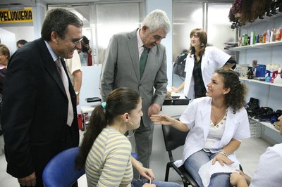 El president i l'alcalde han saludat les noies que realitzen un curs de perruqueria al CIJCA.