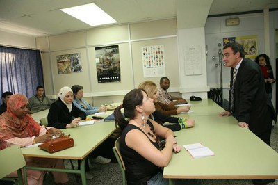 L'alcalde, en una classe de castellà, amb alumnes arribats de Romania, Algèria i el Marroc, entre d'altres països..