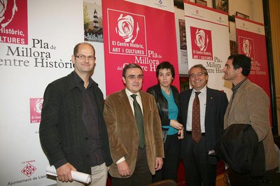 L'alcalde amb la regidora d'Urbanisme, els representants dels Col·legis d'Arquitectes i el delegat de la Generalitat a Lleida, després de la presenta….