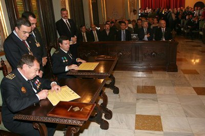 Astucillo i el superintendent badaloní, Conrad Joaquín Fernández, signen l'agermanament.