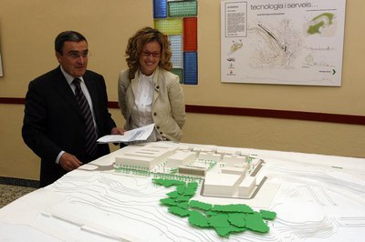 Àngel Ros i la regidora Montse Mínguez, davant la maqueta del PCiTAL.