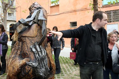 Borlänsa, l'autor, amb l'escultura.