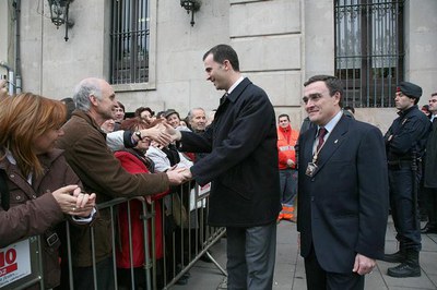 SAR Felip de Borbó ha saludat els lleidatans i lleidatanes que s'han concentrat davant del Palau de la Paeria per veure'l de prop.