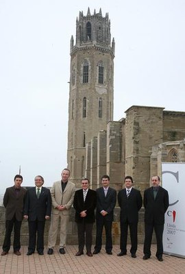 Imatge dels representants de totes les institucions implicades en la capital de la Cultura Catalana, a la Seu Vella.