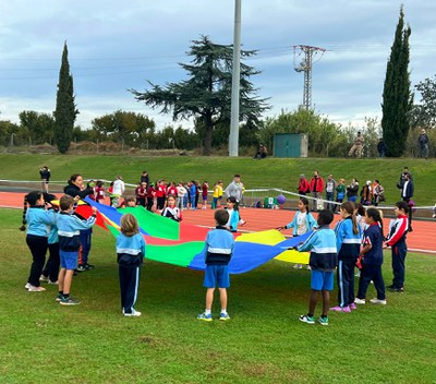 Un grup de nens i nenes duent a terme una de les activitats esportives proposades.