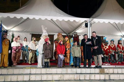 Els mags han escoltat els desitjos dels infants a la plaça de Sant Joan.