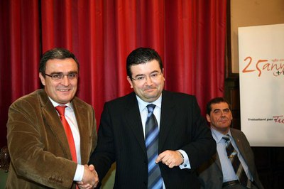 L'alcalde Àngel Ros i el delegat de la Caixa Joan Ramon Fuertes han renovat el conveni en un acte celebrat al Saló del Retaule de la Paeria..