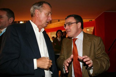 Entre les personalitats i professionals assistents a FITUR, l'exfutbolista Johan Cruyff, a la imatge amb l'alcalde de Lleida, Àngel Ros..