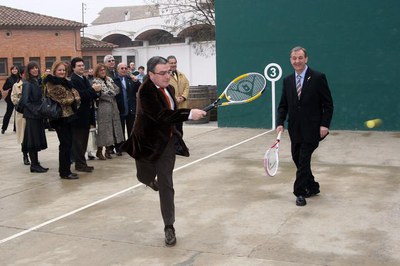 Els dos batlles han estrenat el frontó remodelat.