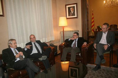 L'alcalde Àngel Ros, en la reunió amb el conseller Baltasar i els tinents d'alcalde Francesc Pané i Xavier Sàez..