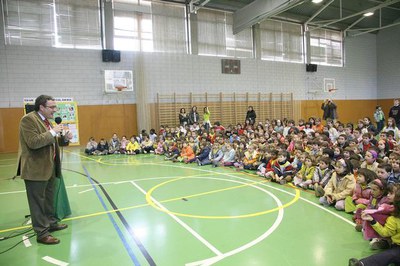 L'alcalde ha explicat els infants del Frederic Godàs l'objectiu solidari del Tour del Club Banyetes-.