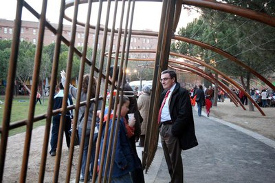 Un dels elements singular que s'han incorporat en el redisseny de la plaça és una pèrgola que es revestirà amb plantes enfiladisses..