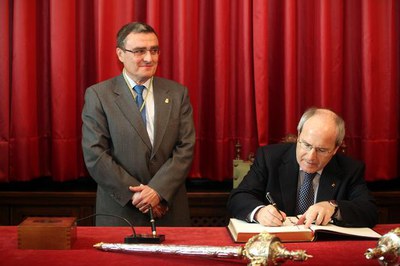 José Montilla signa el Llibre d'Or.