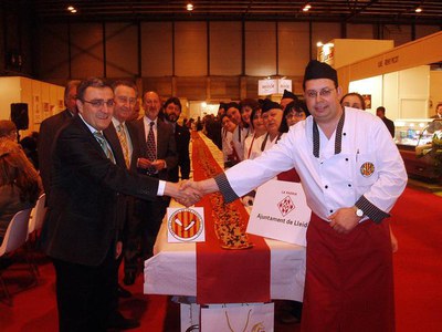 Ros, amb el forner Manel Llaràs i el president de CEOPAN, Lorenzo Alonso, davant de la coca de 25 metres.