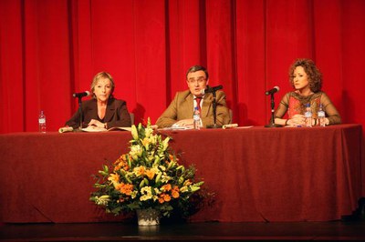 El paer en cap amb Mercè Rivadulla (a l'esquerra) en la presidència de l'acte..