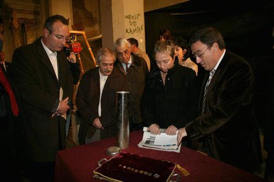 Àngel Ros ha presidit l'acte de col·locació de la primera pedra amb què  comencen formalment les obres del nou edifici..