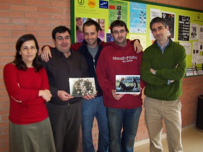 El Jurat del premi de fotografia Calidoscopi mostra les imatges guardonades 'La flor de l'amistat' i 'Optimisme en tercer plà'..