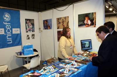 Àngel Ros, a l'estand d'UNICEF..