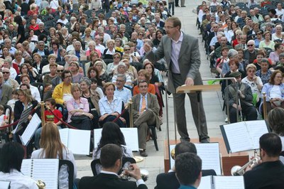 Nombrosos lleidatans han assistit al tradicional concert de la Diada de Sant Jordi..