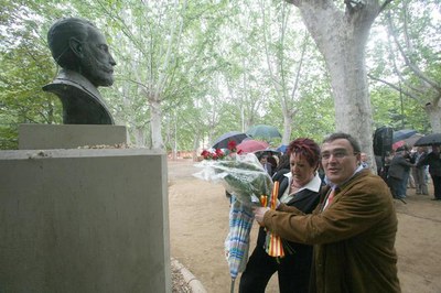 Ofrena floral a Pablo Iglesias.