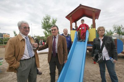 La plaça compta amb nous jocs infantils adaptats als nens i nenes amb discapacitats..