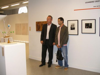 Sàez i el fill de Ton Sirera, Joan Sirera, han presentat les donacions..