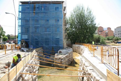 Darrers treballs de la urbanització de l'entorn de l'antic Molí de Sant Anastasi. A la imatge, els nous murs de contenció de la sèquia de Fontanet..