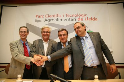 Àngel Ros, Joan Viñas i el president de FEMEL, Estanislau Grau, han signat l'acord per impulsar el Centre de Tecnologies de Maquinària i Equps Agroin….