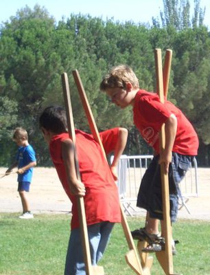 Un grup de nens al taller de malabars.