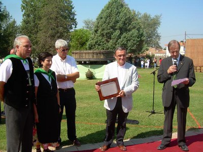 L'Associació Amics de Raimat i del Vi ha volgut premiar tant l'Ajuntament de Lleida com Àngel Ros per les actuacions dutes a terme a Raimat.