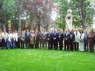 S'ha fet la tradicional ofrena al monument a l'alcalde Fuster.