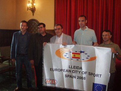 L'alcalde i els representants de la regidoria d'Esports amb la bandera que acredita Lleida com a ciutat europea de l'esport.