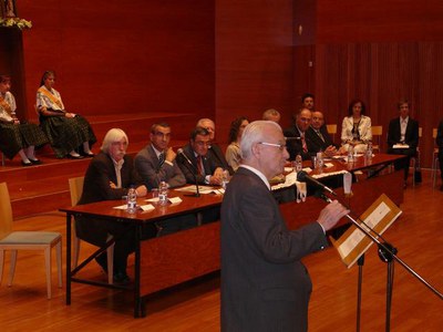 La taula, amb les autoritats que han entregat els premis.