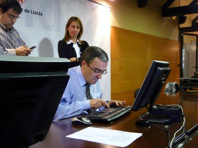 L'alcalde atenia les preguntes dels infants des de l'Ajuntament..